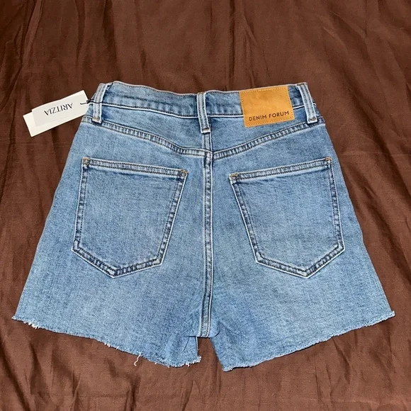 NWT Aritzia Denim Forum Shorts (size 25) - Picture 2 of 7